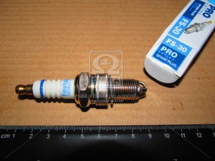 Свічка запалювання серія PRO ВАЗ 2108-2115 8 клап. 3-х електродна (вир-во) FINWHALE FS30 (фото 1)