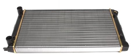 Радиатор охлаждения VW Caddy/Passat 80- (317x525x20) NRF 509501