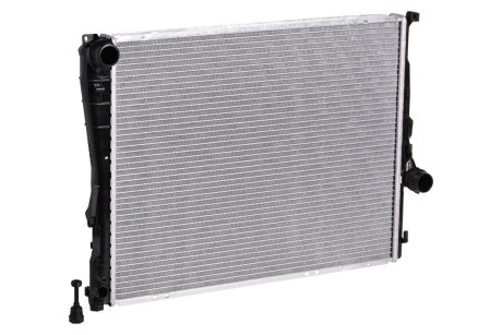Радиатор охлаждения 3 E46 (98-) LUZAR LRc 26118 (фото 1)